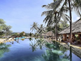 3 piscinas externas, espreguiçadeiras