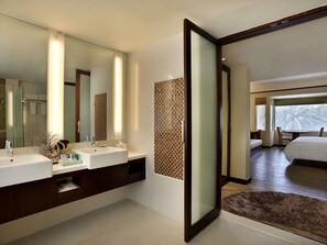 Minibar, in-room safe, desk, iron/ironing board