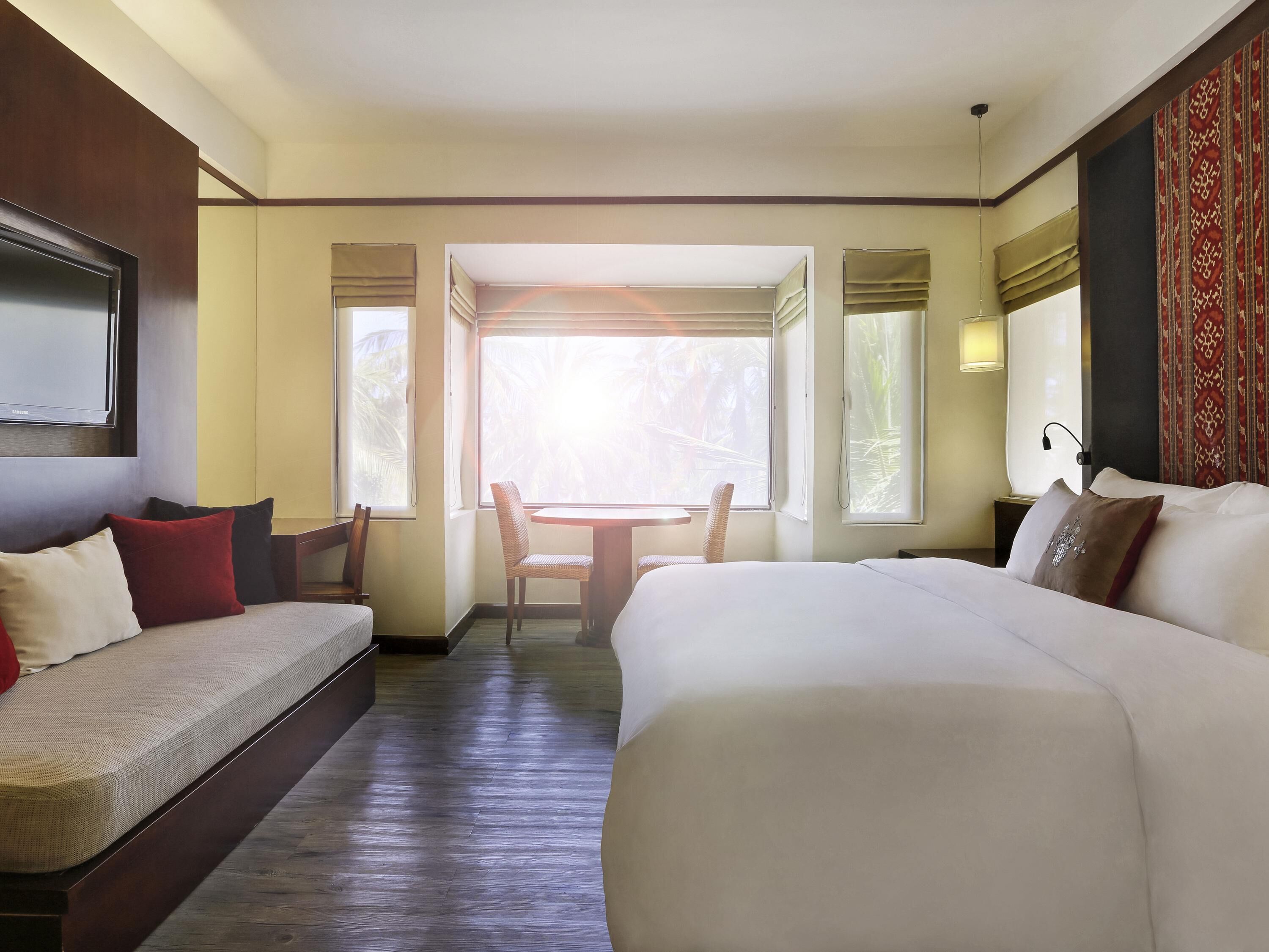 Executive Room, 1 King Bed with Sofa bed | Minibar, in-room safe, desk, iron/ironing board