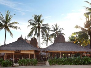 Petit déjeuner, déjeuner et dîner servis sur place, vue sur la plage