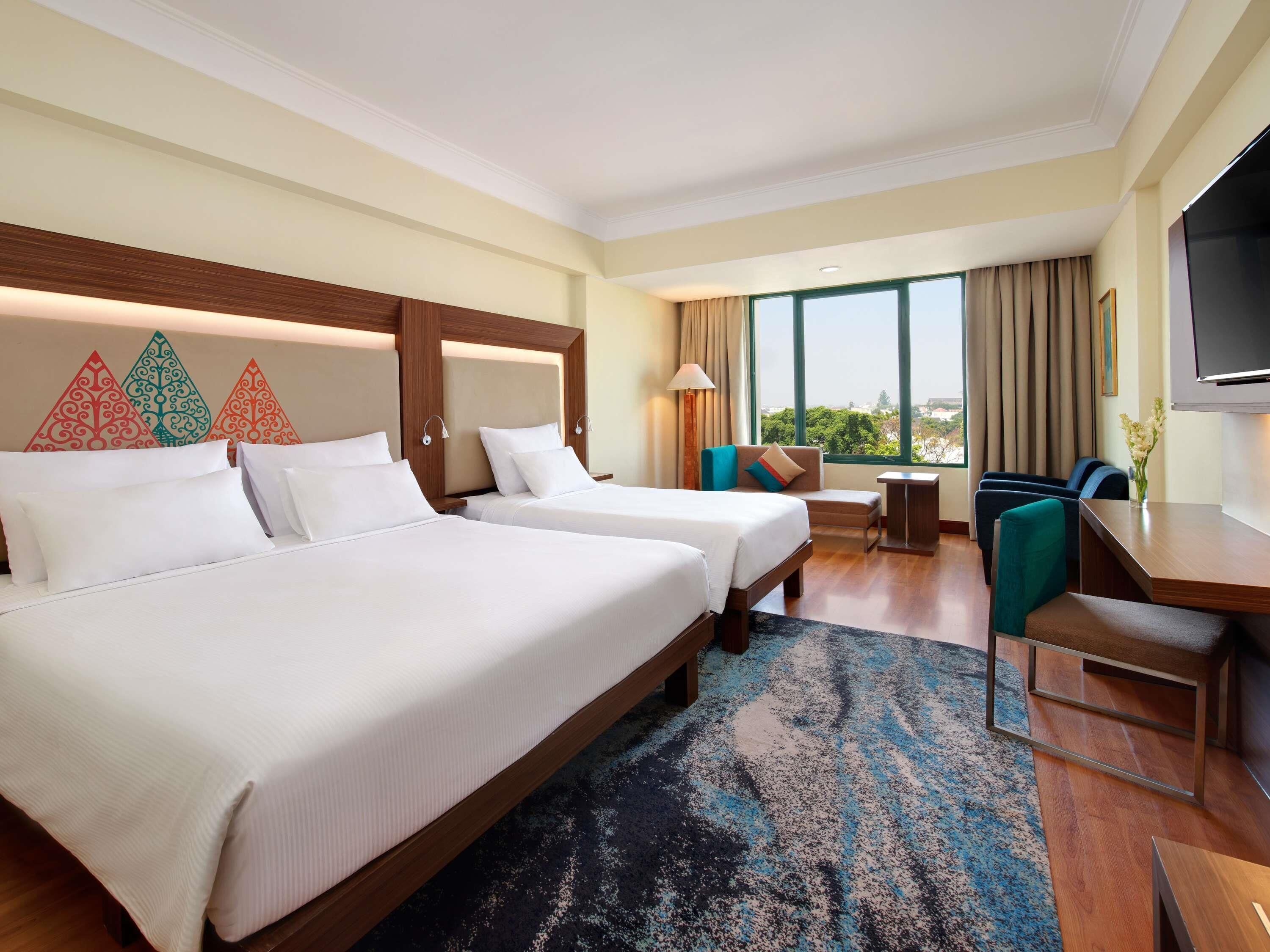 ميني بار وخزنة داخل الغرفة ومكتب وستائر تعتيم