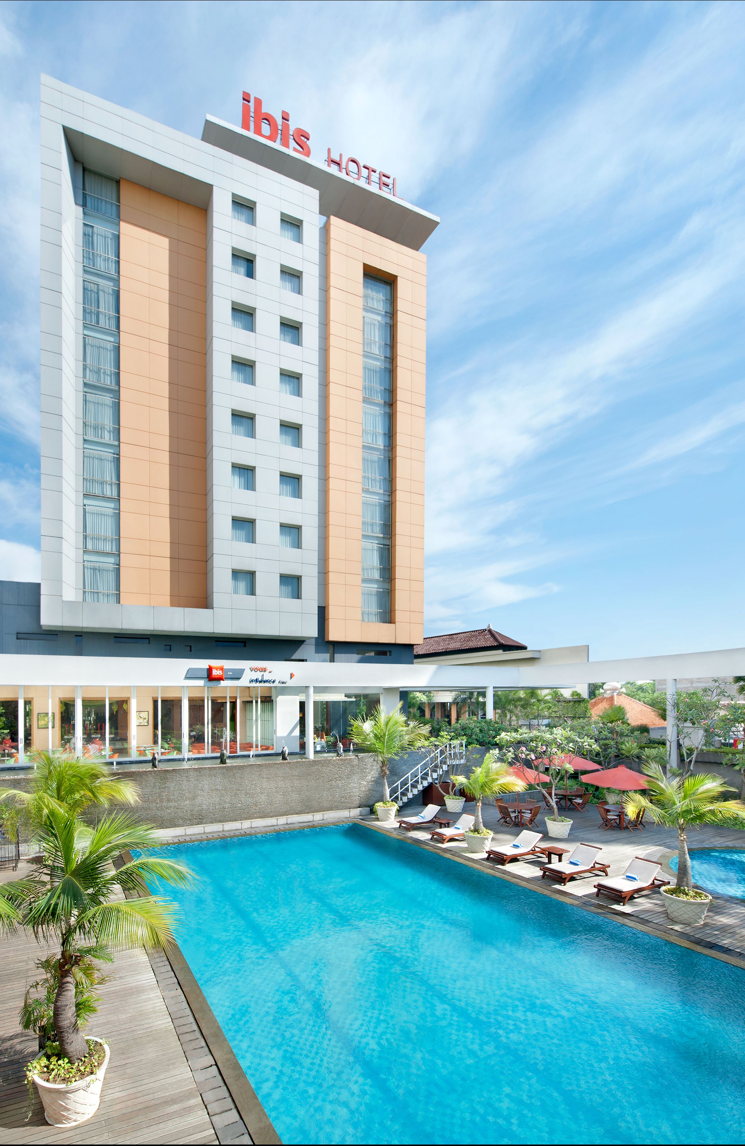 2 outdoor pools, pool loungers