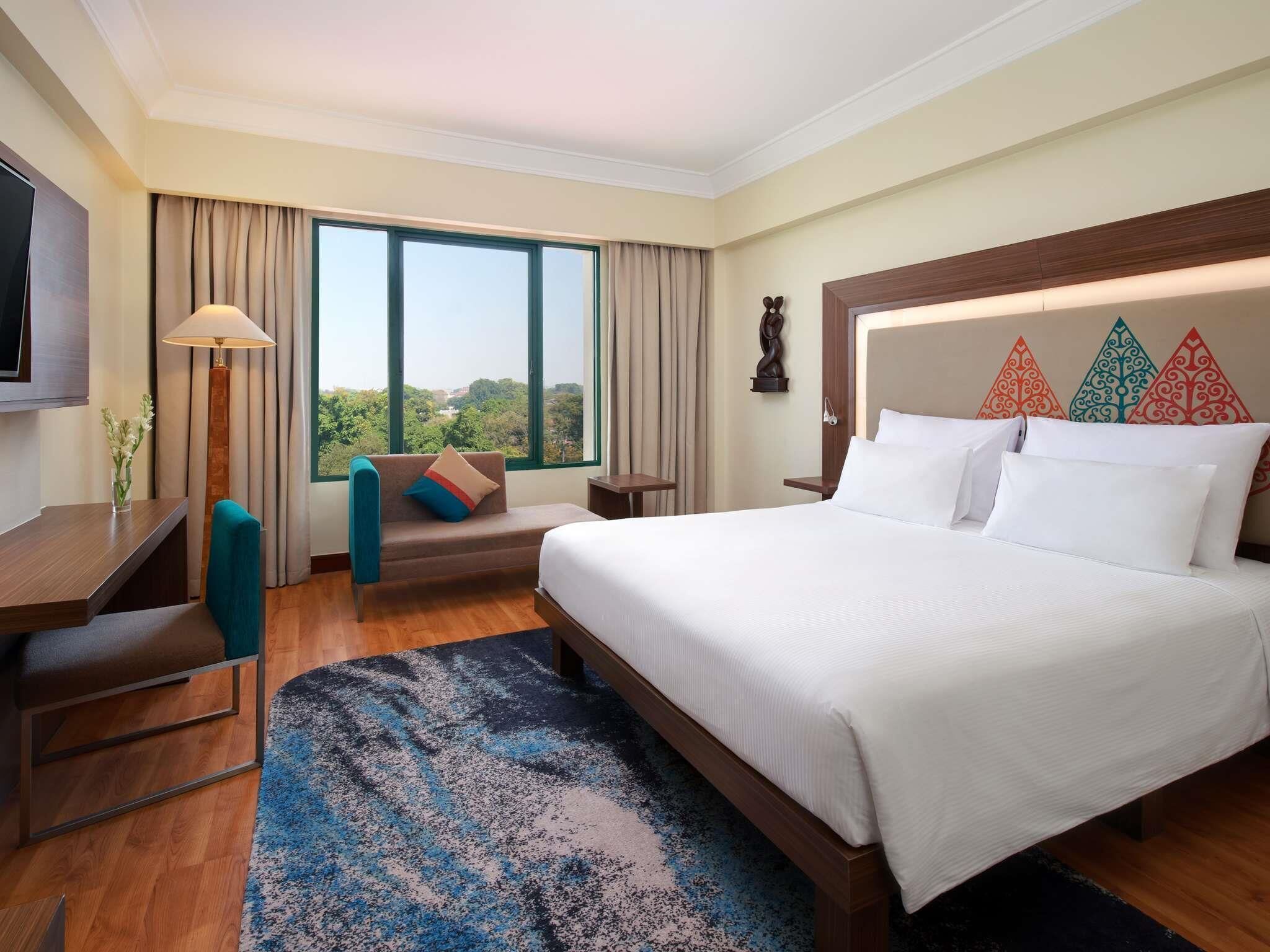 Executive Room, 1 Double Bed | Minibar, in-room safe, desk, blackout drapes