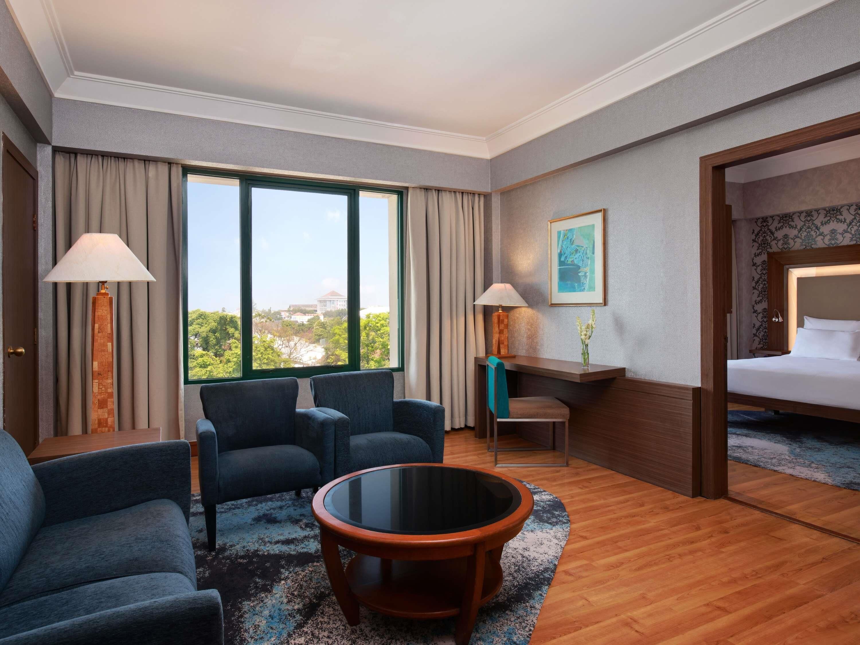 Suite, 1 kingsize bed met slaapbank | Een minibar, een kluis op de kamer, een bureau, verduisterende gordijnen