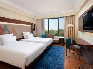 Minibar, caja de seguridad en la habitación y escritorio 