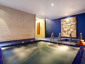 2 piscines extérieures, chaises longues