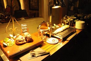Déjeuner, dîner et souper servis sur place