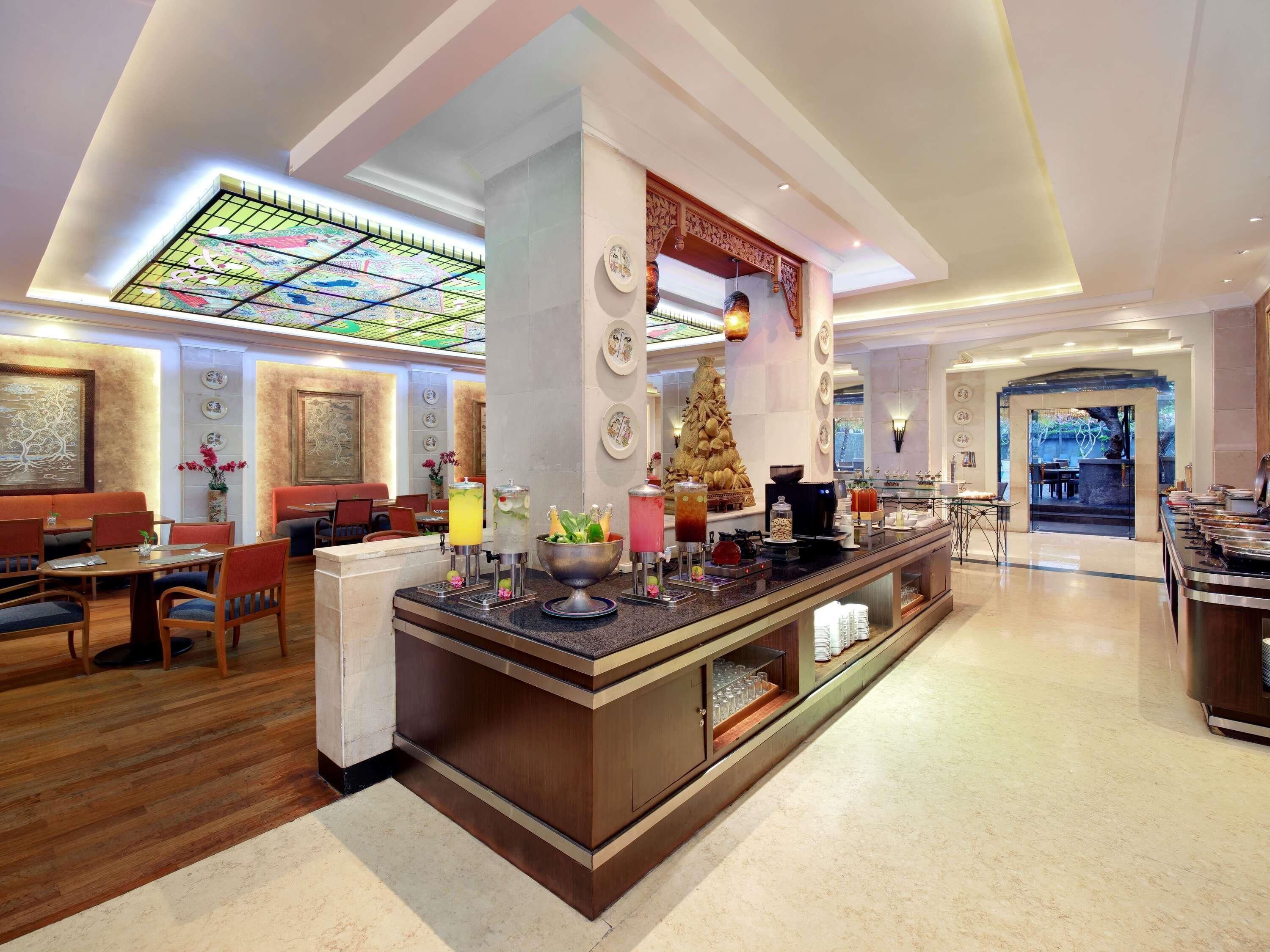 供应早餐、午餐和晚餐，国际美食