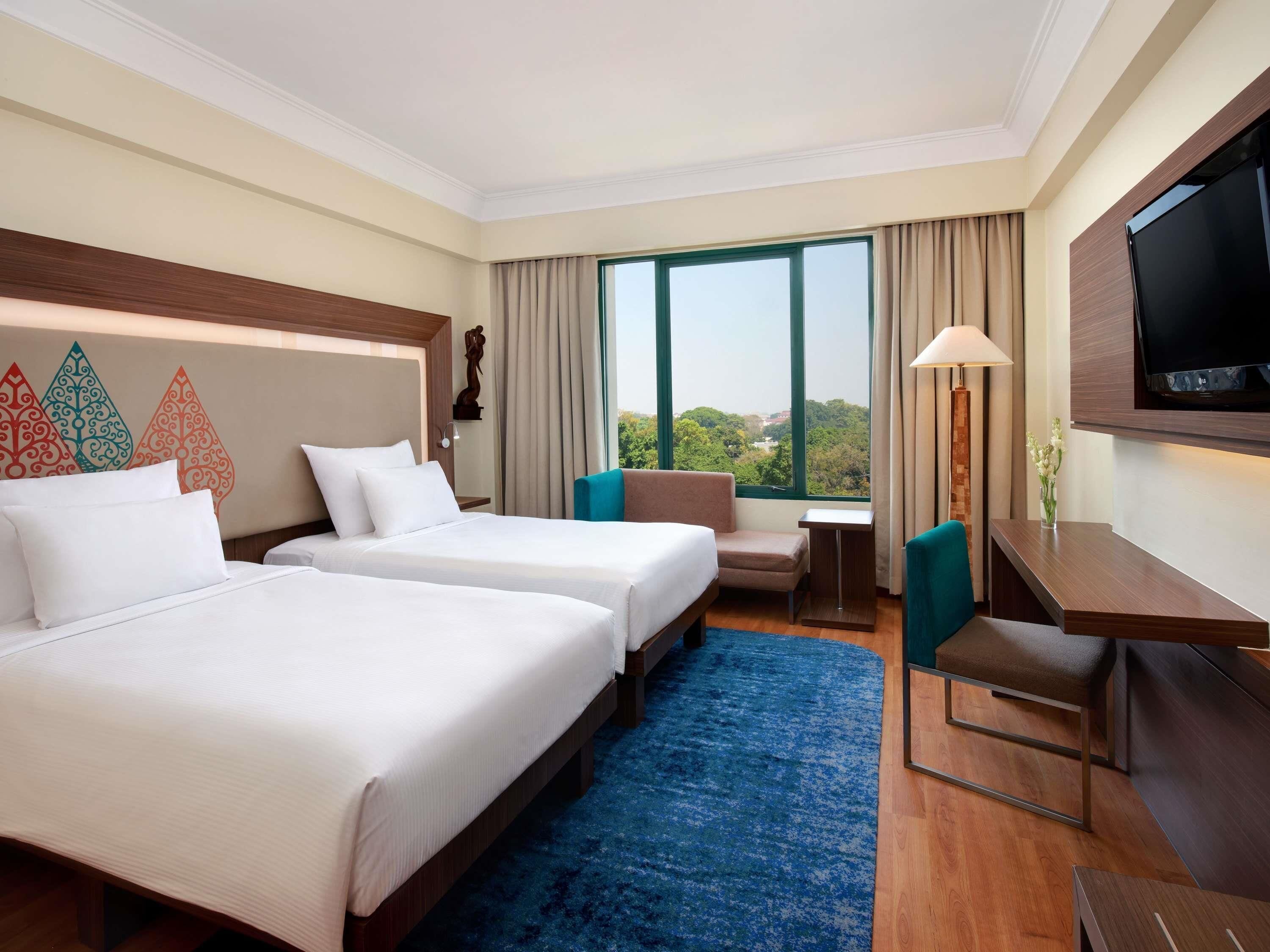 Superior Room, 2 Katil Bujang (Single) | Bar mini, peti besi dalam bilik, meja, langsir/tirai gelap terus 