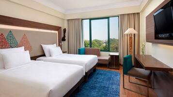 Superior Room, 2 Katil Bujang (Single) | Bar mini, peti besi dalam bilik, meja, langsir/tirai gelap terus