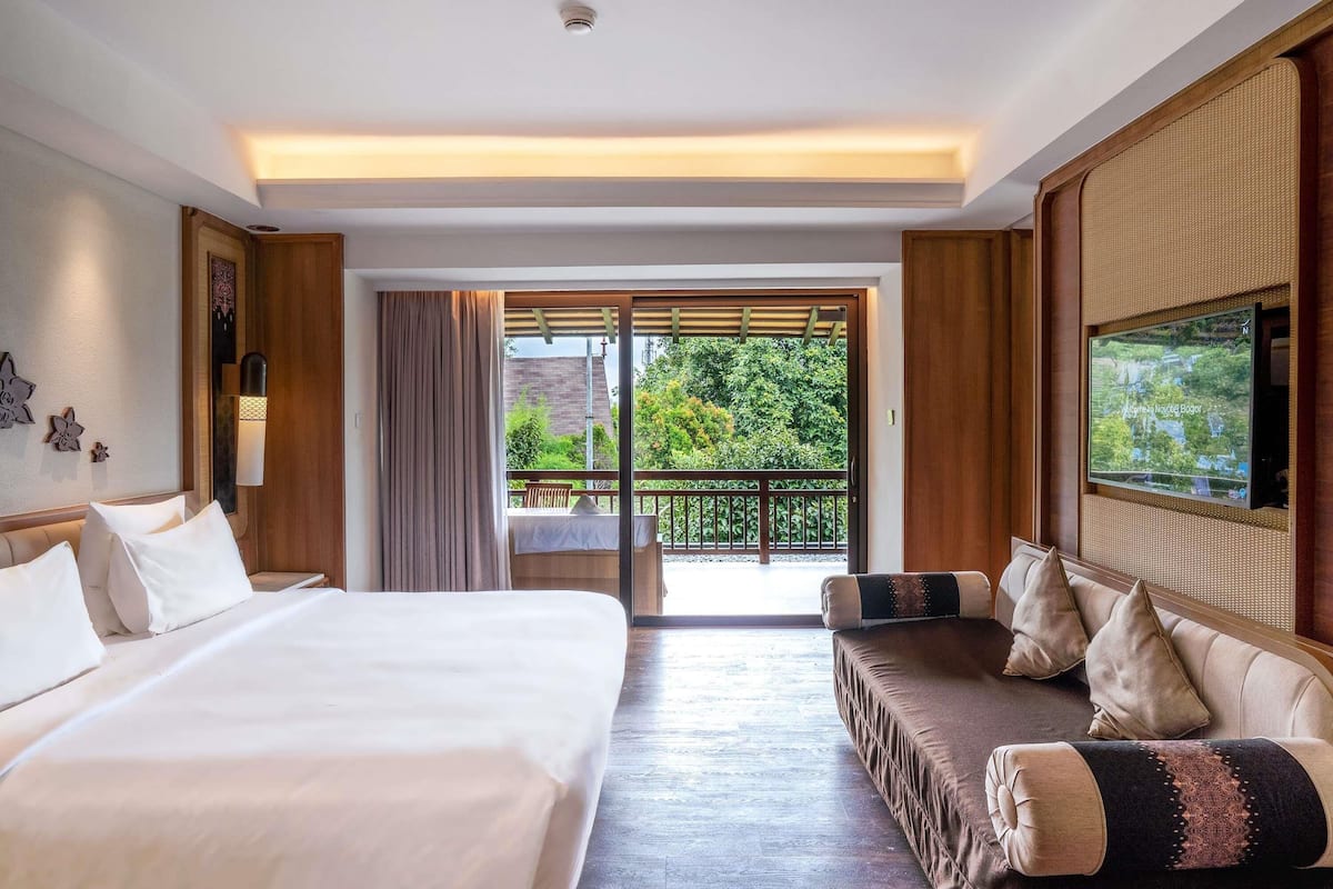 Executive Suite, 1 King Bed | In-room safe, desk, blackout curtains, iron/ironing board