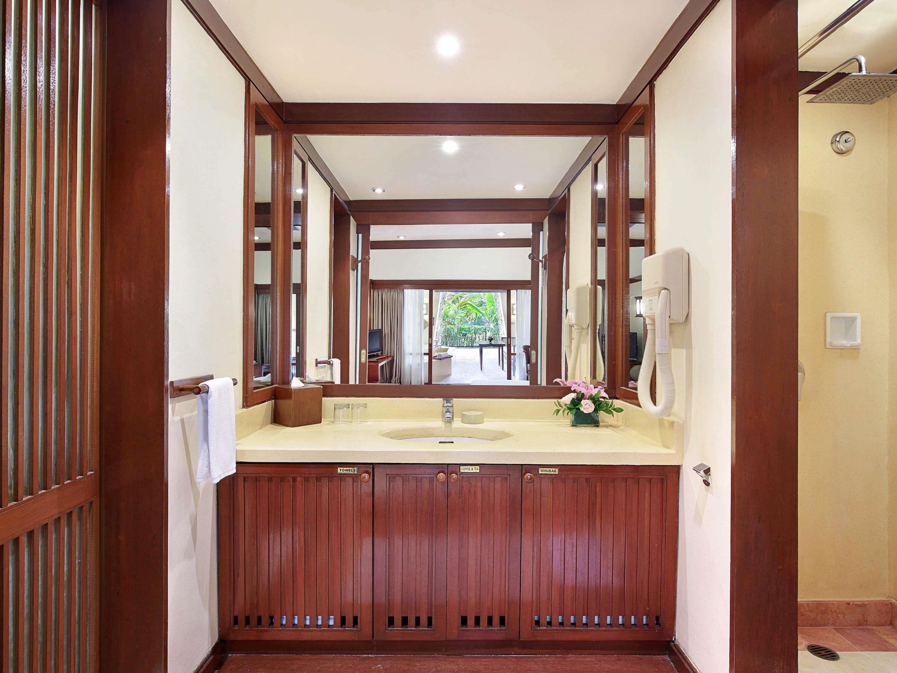 Caja de seguridad en la habitación, escritorio y cortinas blackout 