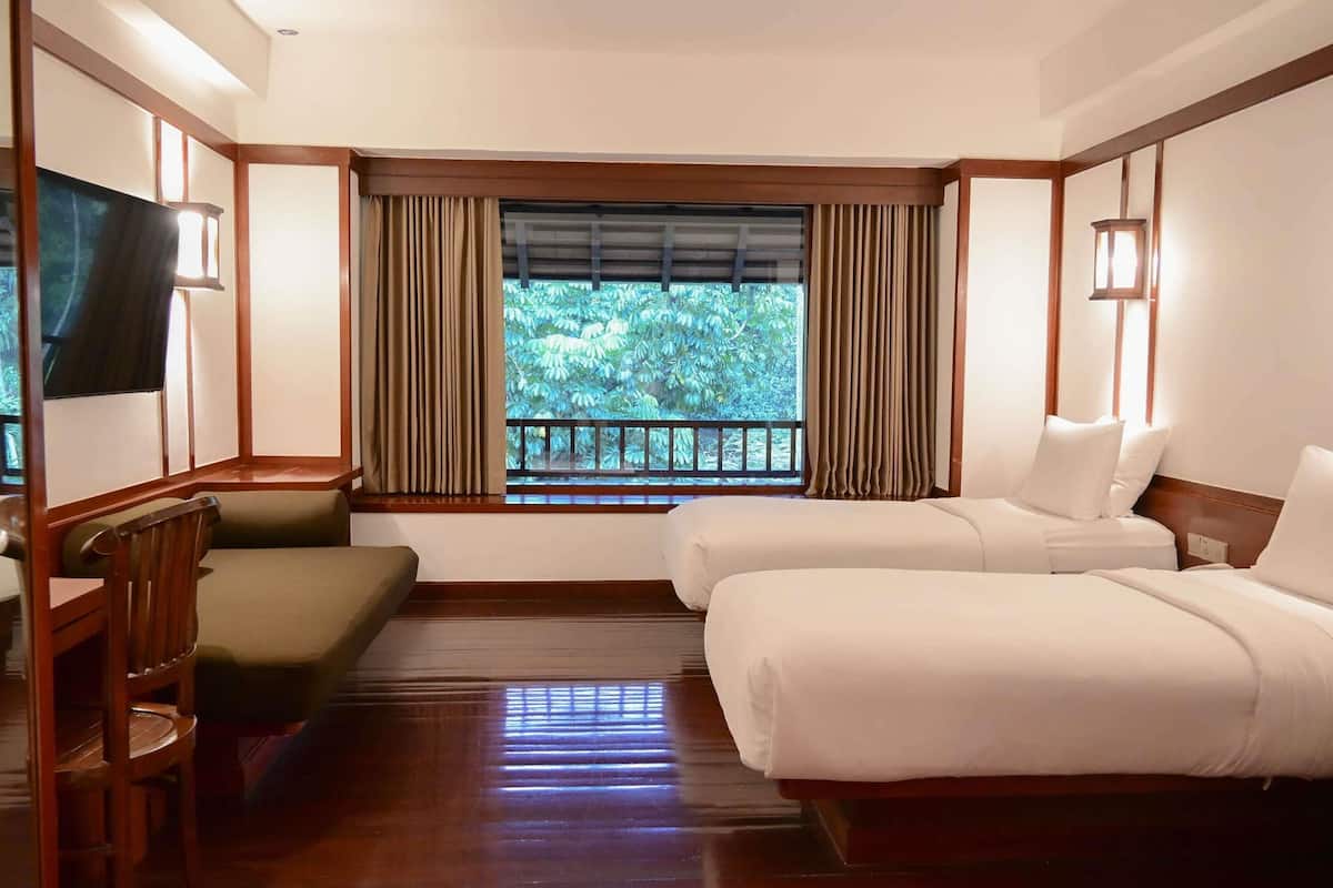 Kamar Klasik, 2 Tempat Tidur Twin | Brankas, meja kerja, tirai kedap cahaya, dan setrika/meja setrika