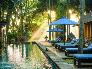 Piscina externa, funciona das 8h às 17h, guarda-sóis, espreguiçadeiras