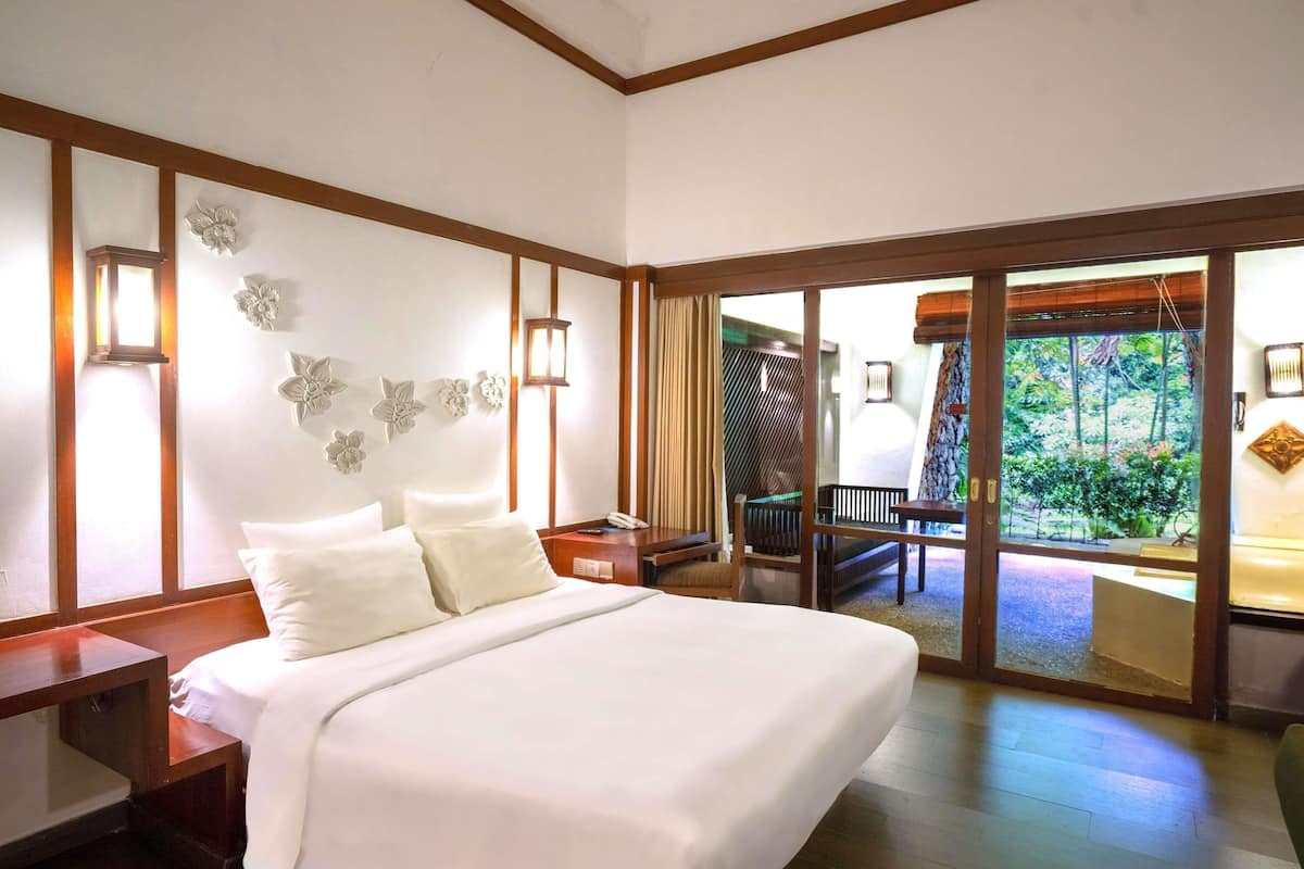 Phòng Deluxe, 1 giường cỡ king, bồn tắm | 1 phòng ngủ, két bảo mật tại phòng, bàn, màn/rèm cản sáng