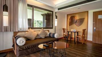 Executive Suite, 1 King Bed | In-room safe, desk, blackout drapes, iron/ironing board