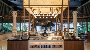 Serviço de café da manhã, culinária internacional, vistas para o jardim