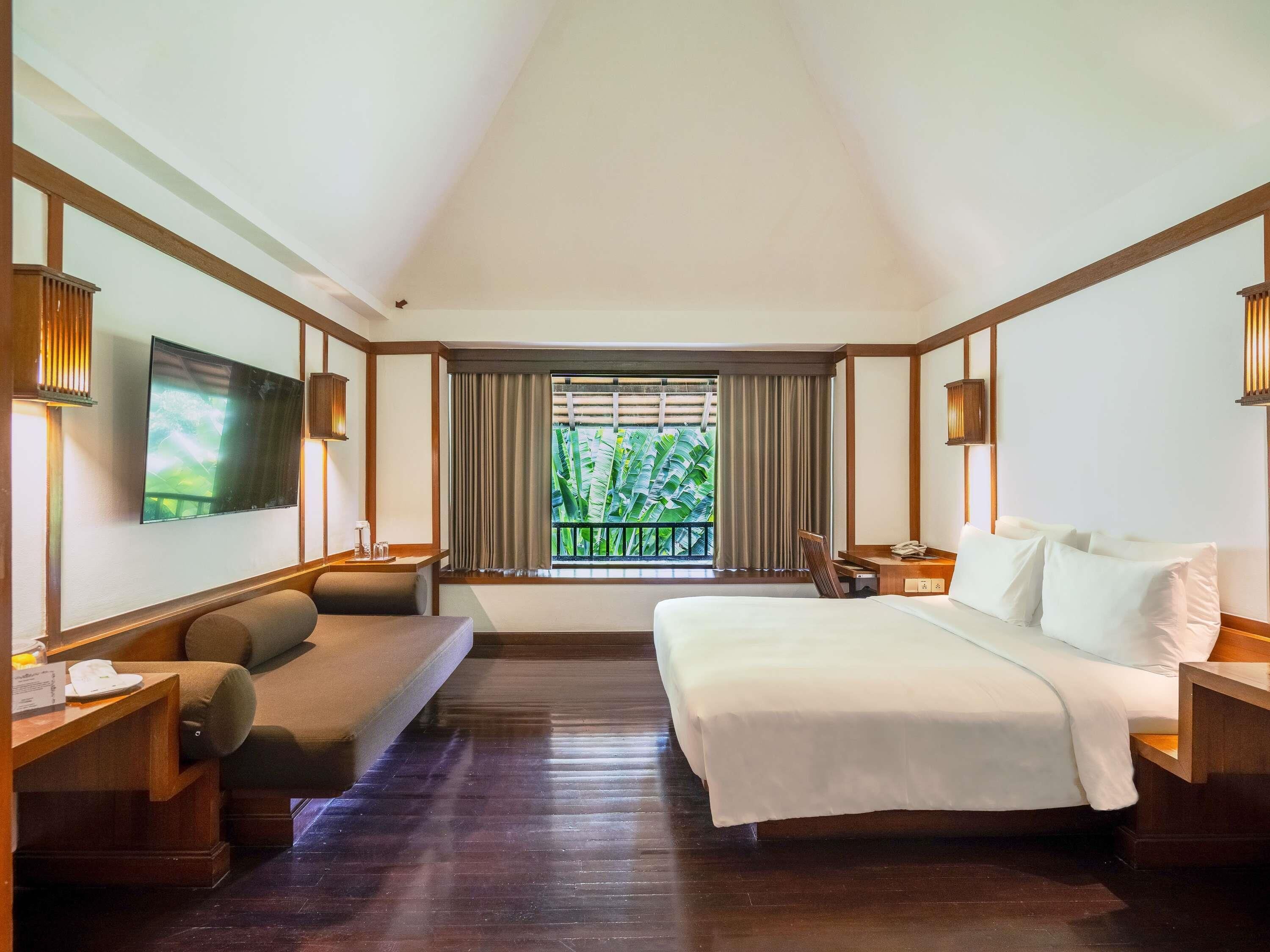 Classic Room, 1 Queen Bed | In-room safe, desk, blackout drapes, iron/ironing board