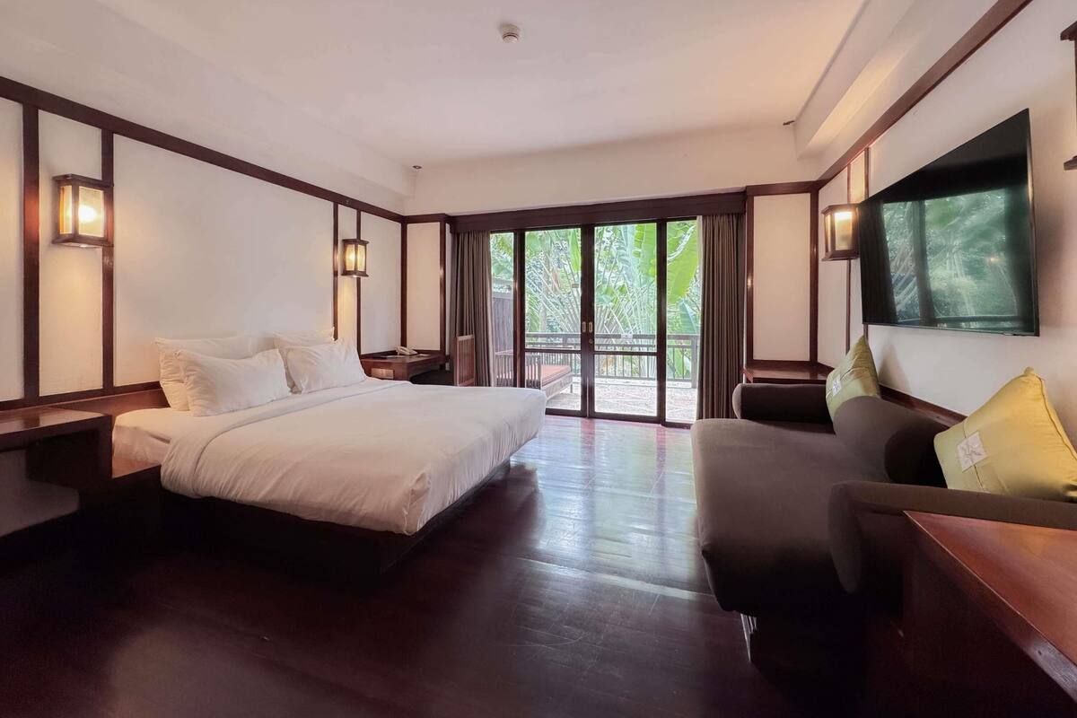 Superior Room, 1 King Bed, Balcony | In-room safe, desk, blackout drapes, iron/ironing board (on request)