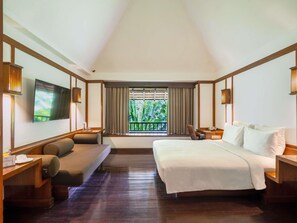 Classic Room, 1 Queen Bed | 1 bedroom, in-room safe, desk, blackout curtains