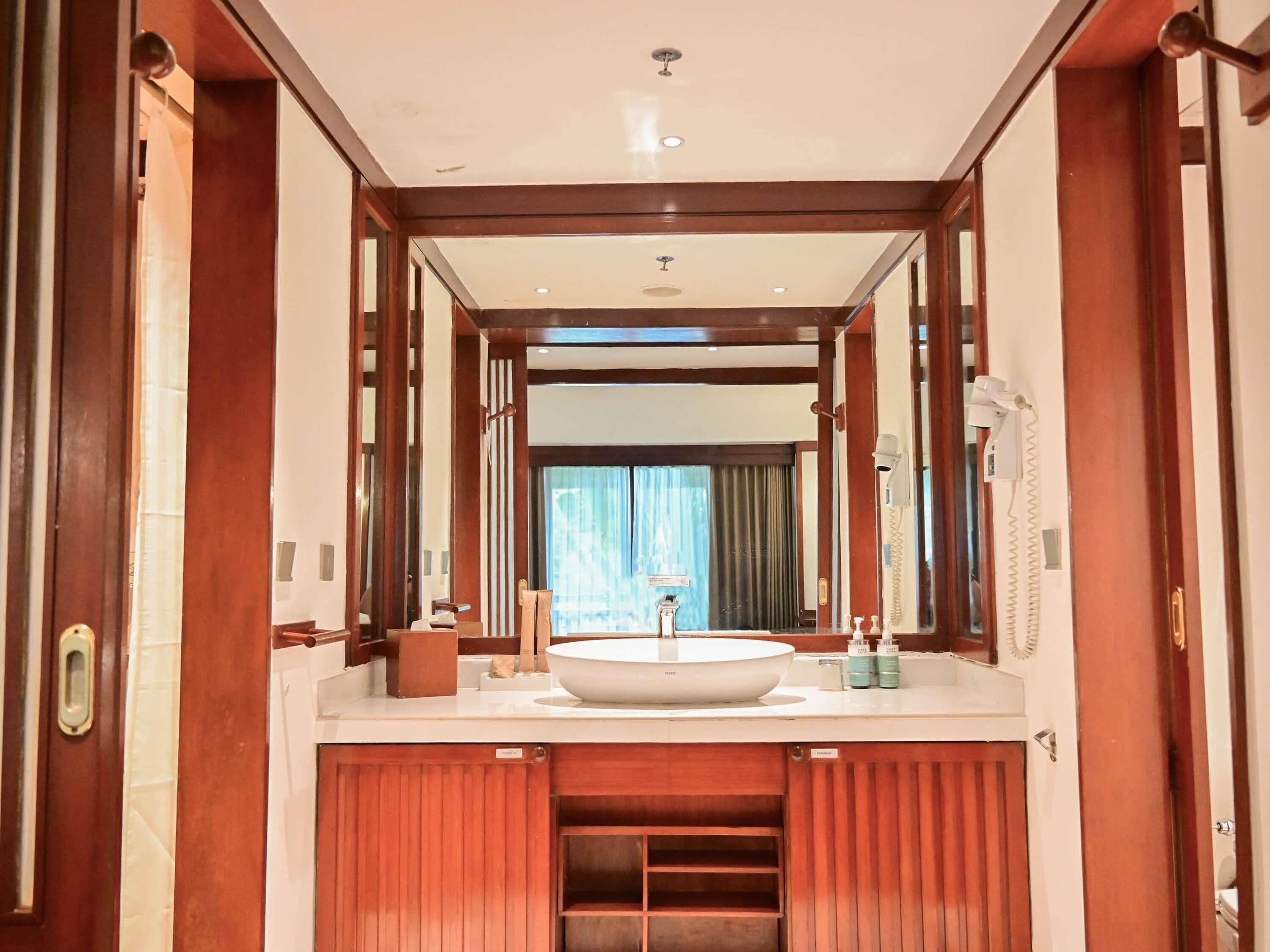 Caja de seguridad en la habitación, escritorio y cortinas blackout 