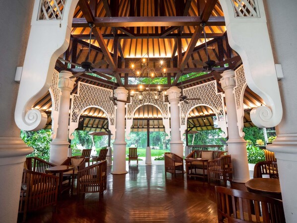 Garden views, open daily - Novotel Bogor Golf Resort & Convention Center (Bogor)