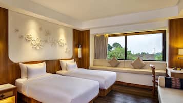 Rom – superior, 2 enkeltsenger | Safe på rommet, skrivebord, blendingsgardiner og strykejern/-brett