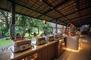 Sarapan, makan tengah hari dihidangkan; masakan antarabangsa, taman