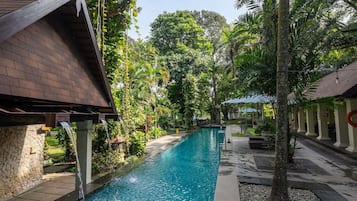 Kolam renang outdoor, dengan payung kolam renang dan kursi berjemur