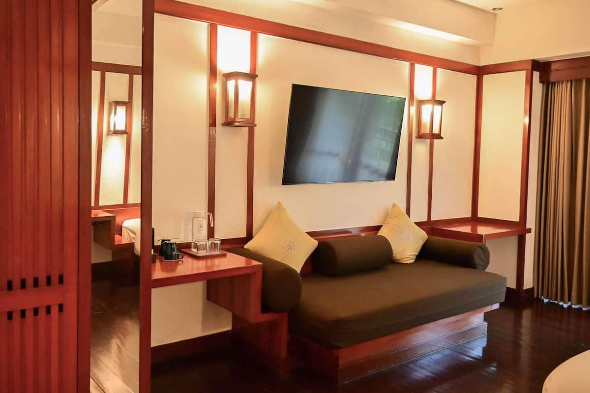 Superior Room, 1 King Bed, Balcony