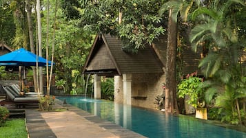 Kolam renang terbuka, payung kolam, kerusi lepak pantai 