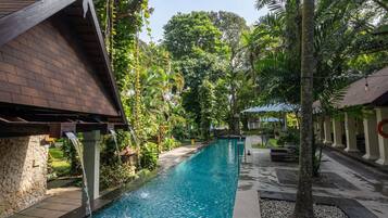 Utomhuspool, öppet 08.00 till 17.00, parasoller och solstolar