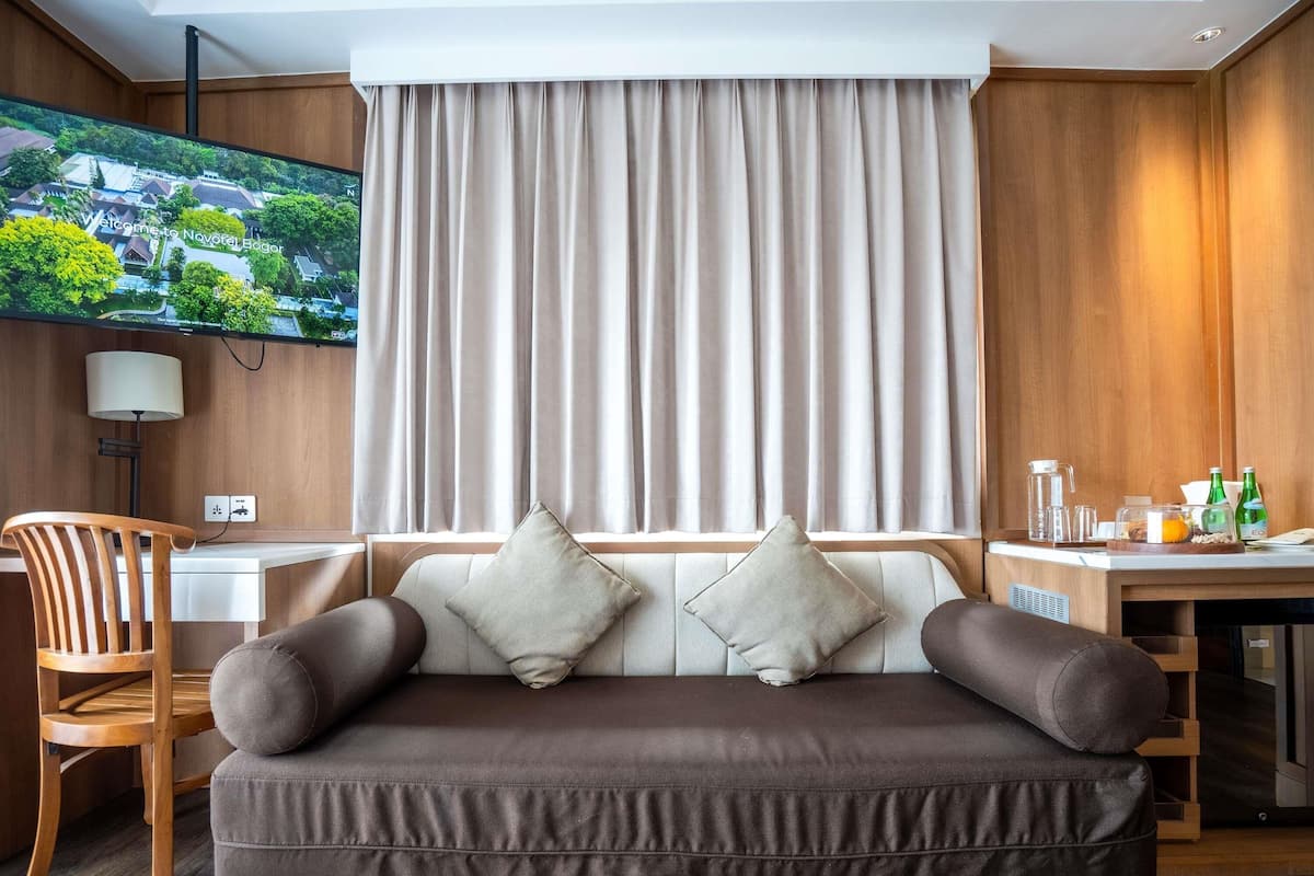 Executive-suite - 1 kingsize-seng | Pengeskab på værelset, skrivebord, mørklægningsgardiner