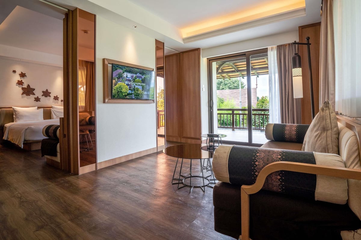 Executive Suite, 1 King Bed | In-room safe, desk, blackout curtains, iron/ironing board