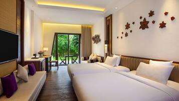 Kamar Keluarga, 2 Tempat Tidur Double | Brankas, meja kerja, tirai kedap cahaya, dan setrika/meja setrika