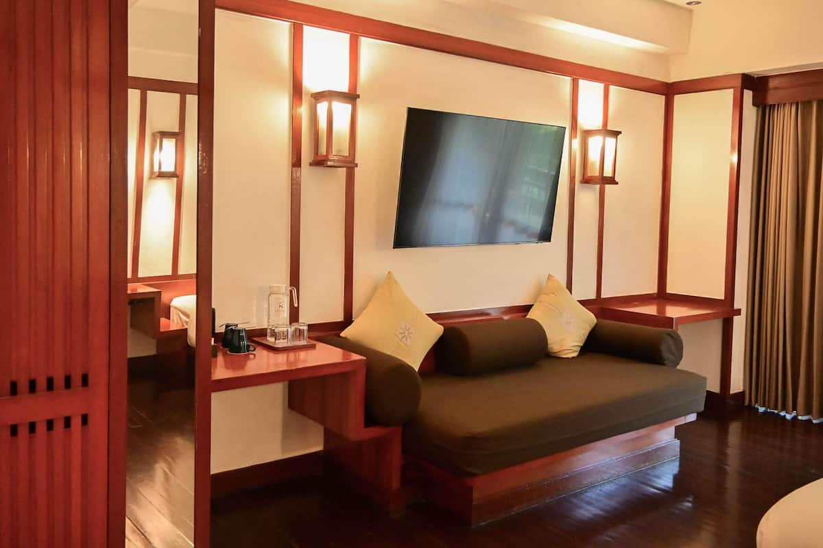 Superior Room, 1 King Bed, Balcony | In-room safe, desk, blackout curtains, iron/ironing board