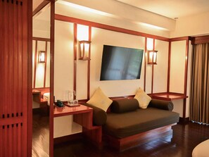 Superior Room, 1 King Bed, Balcony | In-room safe, desk, blackout drapes, iron/ironing board - Novotel Bogor Golf Resort & Convention Center (Bogor)