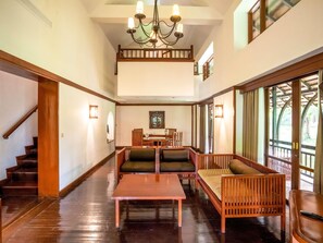 Duplex, 1 Katil Ratu (Queen) dengan Katil Sofa (Suite) | 1 bilik tidur, peti besi dalam bilik, meja, langsir/tirai gelap terus 