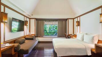 Classic Room, 1 Queen Bed | In-room safe, desk, blackout drapes, iron/ironing board