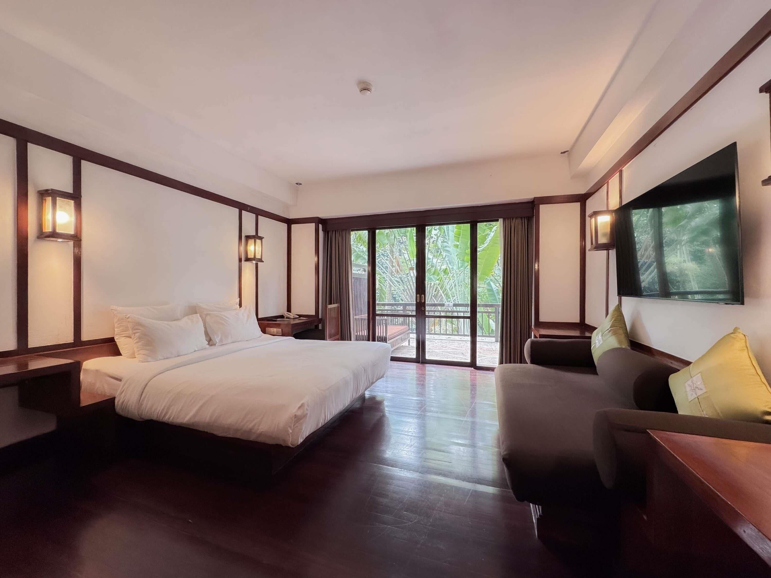 Superior Room, 1 King Bed, Balcony | In-room safe, desk, blackout drapes, iron/ironing board