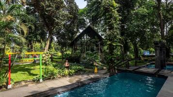 Kolam renang terbuka, dibuka dari pukul 8:00 hingga 17:00, payung kolam