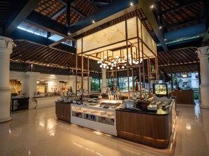 Breakfast, lunch, dinner served; international cuisine, garden views 