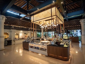 Breakfast, lunch, dinner served; international cuisine, garden views