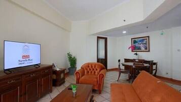 Deluxe Suite | Living area | TV