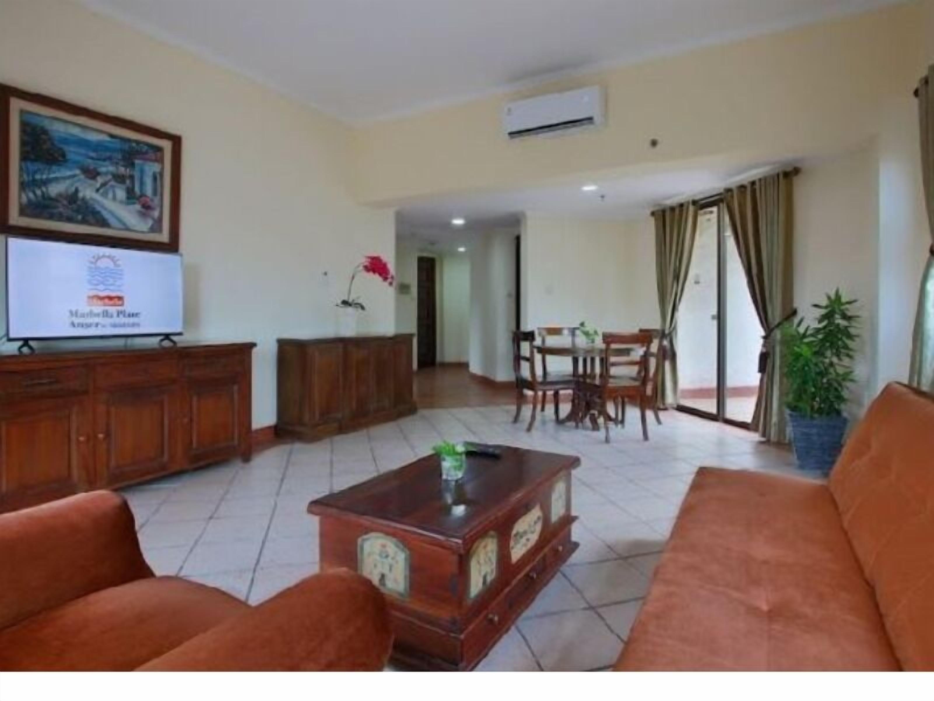 Executive Suite | Living area | TV