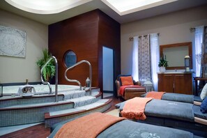 Salas de tratamiento para parejas, un sauna, una bañera de hidromasaje