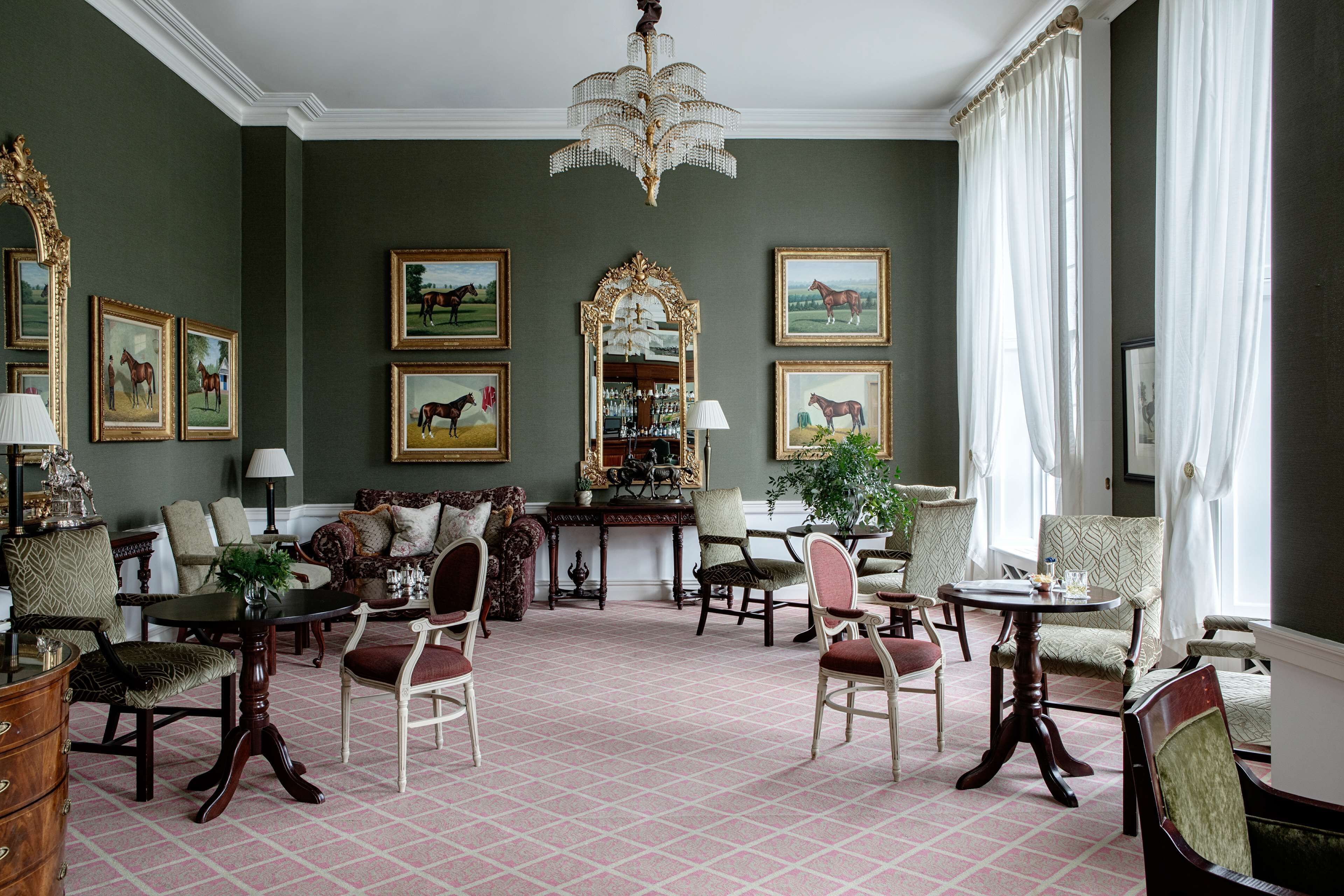 2 bars/lounges, cocktail bar, lobby lounge