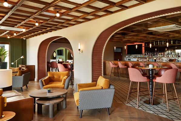 2 bars/lounges, cocktail bar, lobby lounge