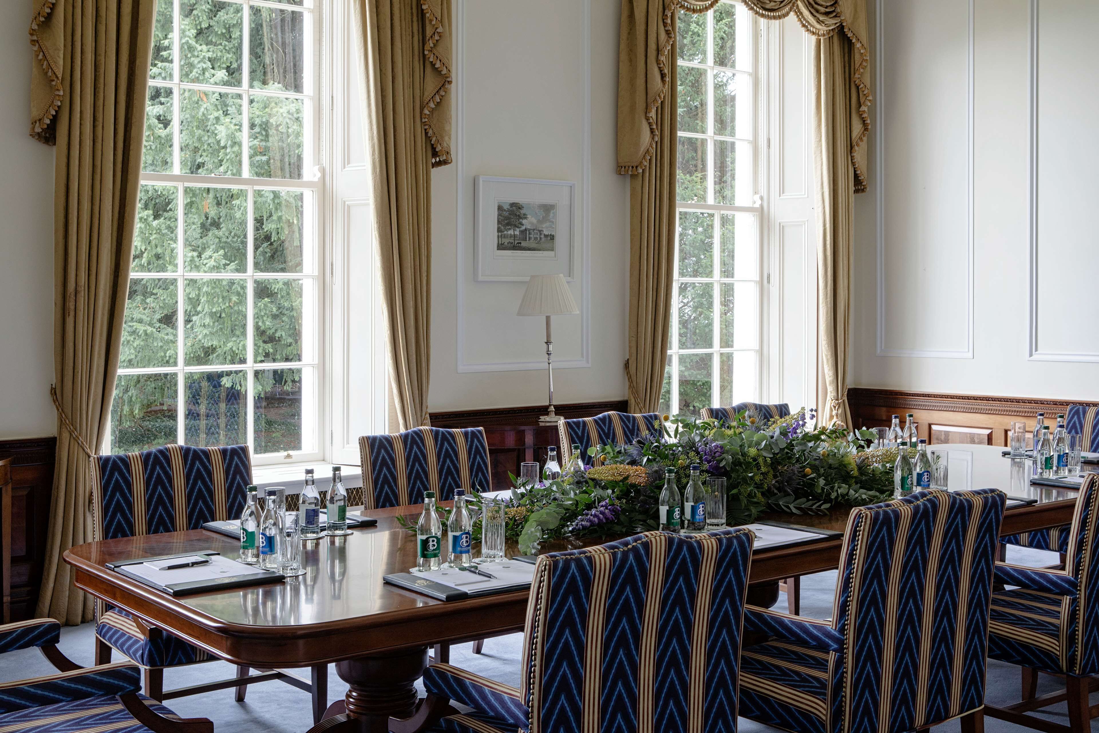 2 bars/lounges, cocktail bar, lobby lounge