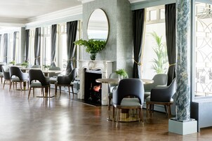 3 restaurantes, se sirve desayuno 
